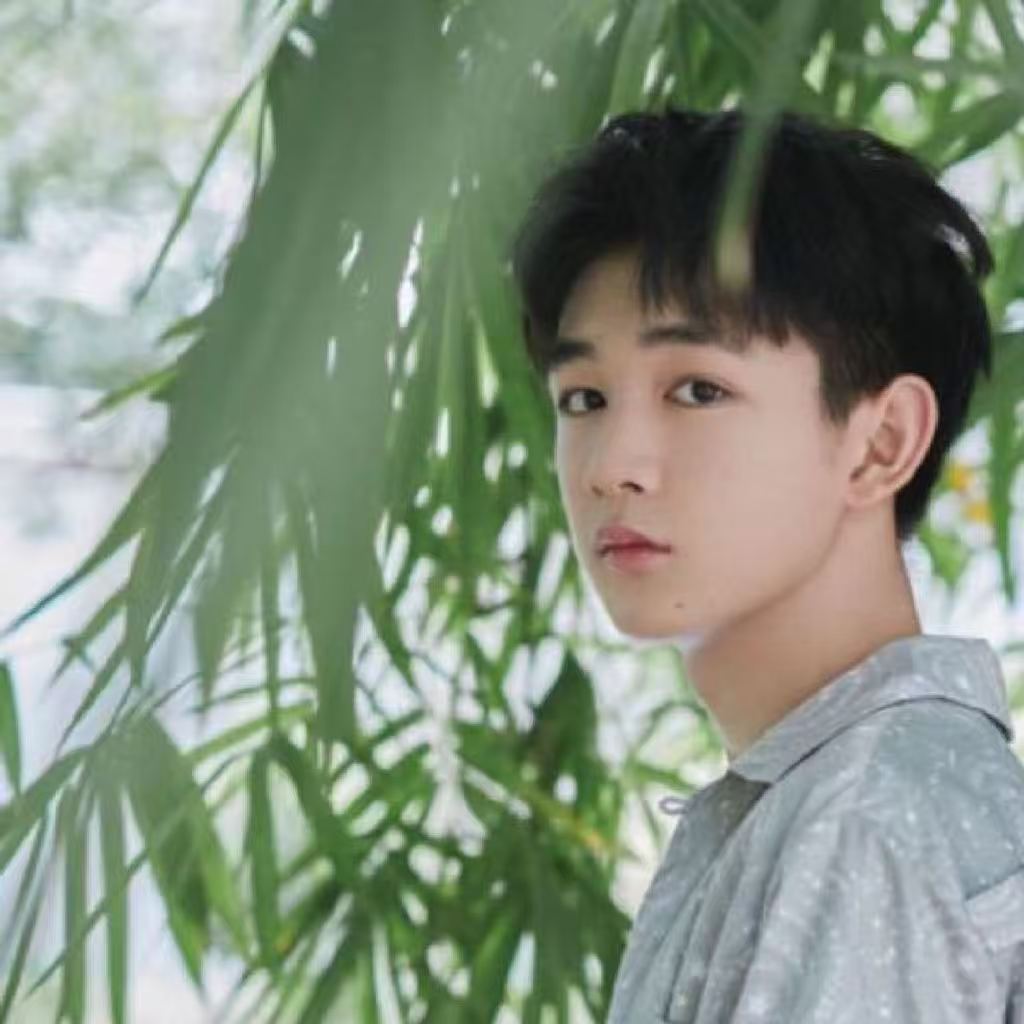 荣梓杉今年才19岁荣梓杉5月份刚被曝恋情 OMG 荣梓杉5月份刚被曝恋情！ ​​