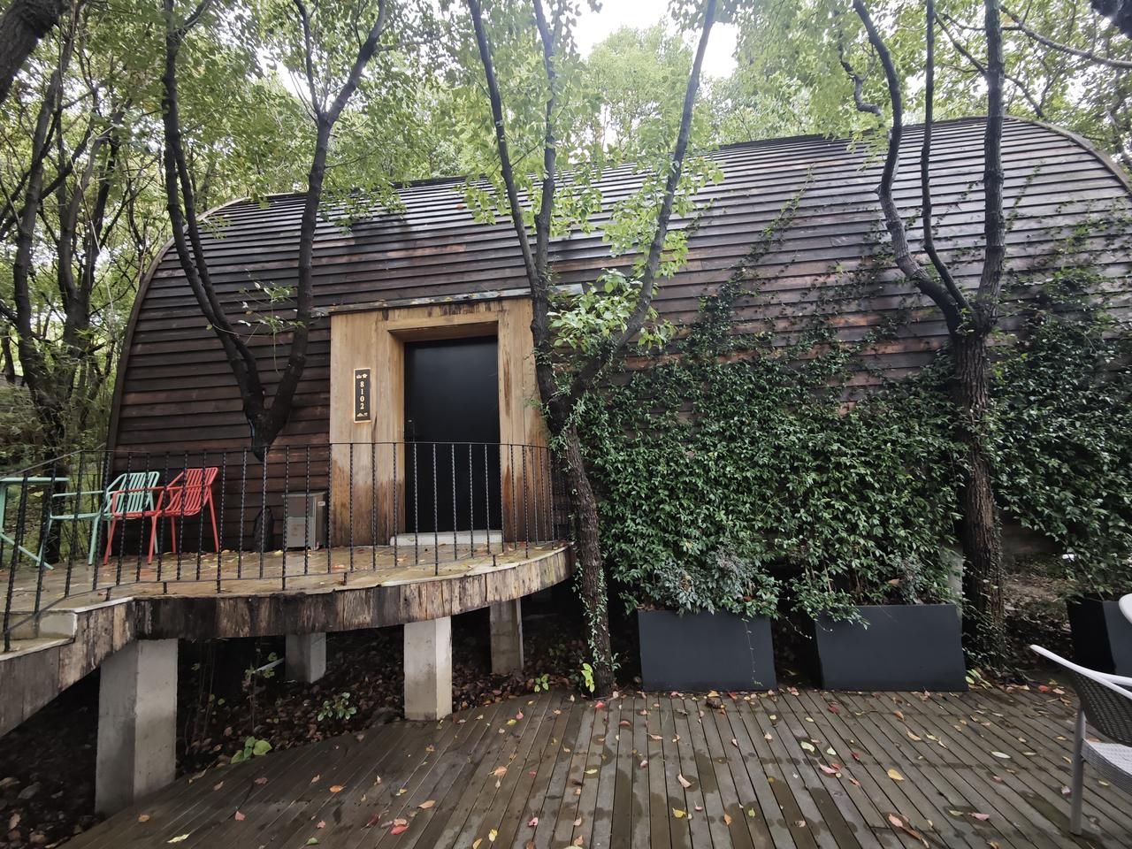 在仙渡隐仙谷，偶遇这片藏在树林里的木屋。
一共十二座，像散落在森林里的小小城堡，