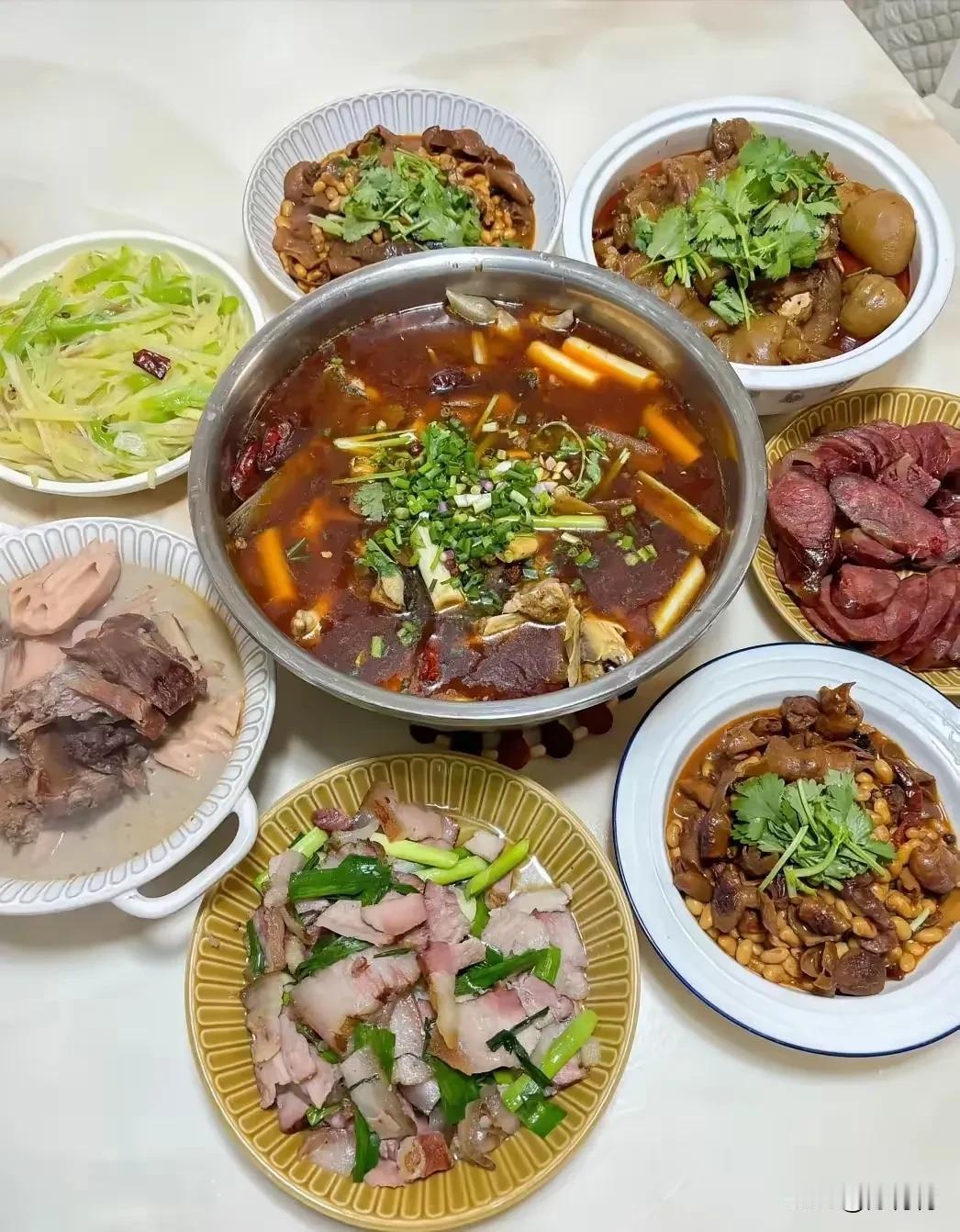 儿媳妇吐槽，“最讨厌婆婆做的菜，一点食欲没有。”

这是她婆婆做的七菜一汤，普通