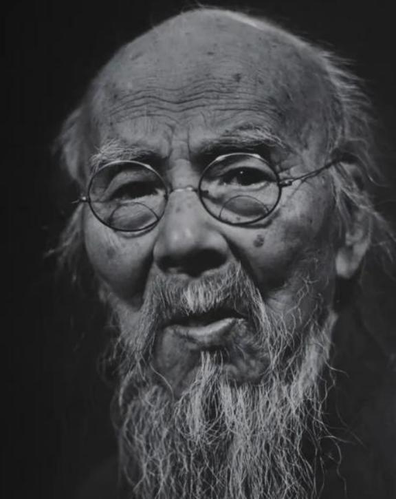 1926年，齐白石在北京购置了一四合院，想要找一个看门人。一个晚清老太监主动上门