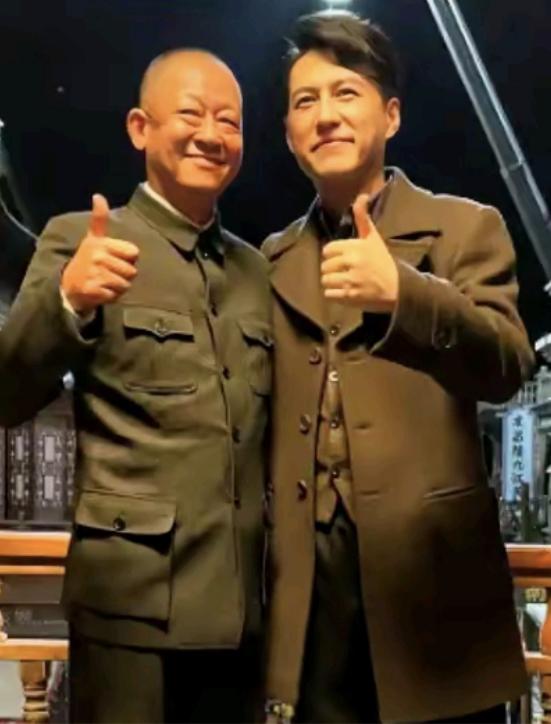 王志文和靳东这俩老戏骨的同框，看着真带劲，令人觉得，这就是中国男演员的“巅峰对决