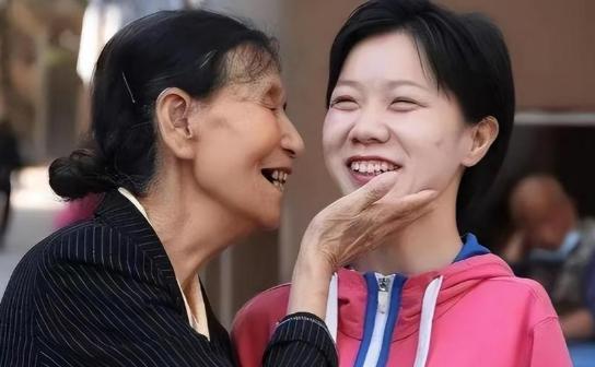 1994年，太原1女婴因手臂残疾被抛弃，58岁拾荒妇人见其可怜，把她捡回家用面糊