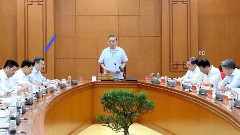 苏林主持与越南中央战略与政策部和有关单位的工作会议！

从现场可以看到，阮青毅的