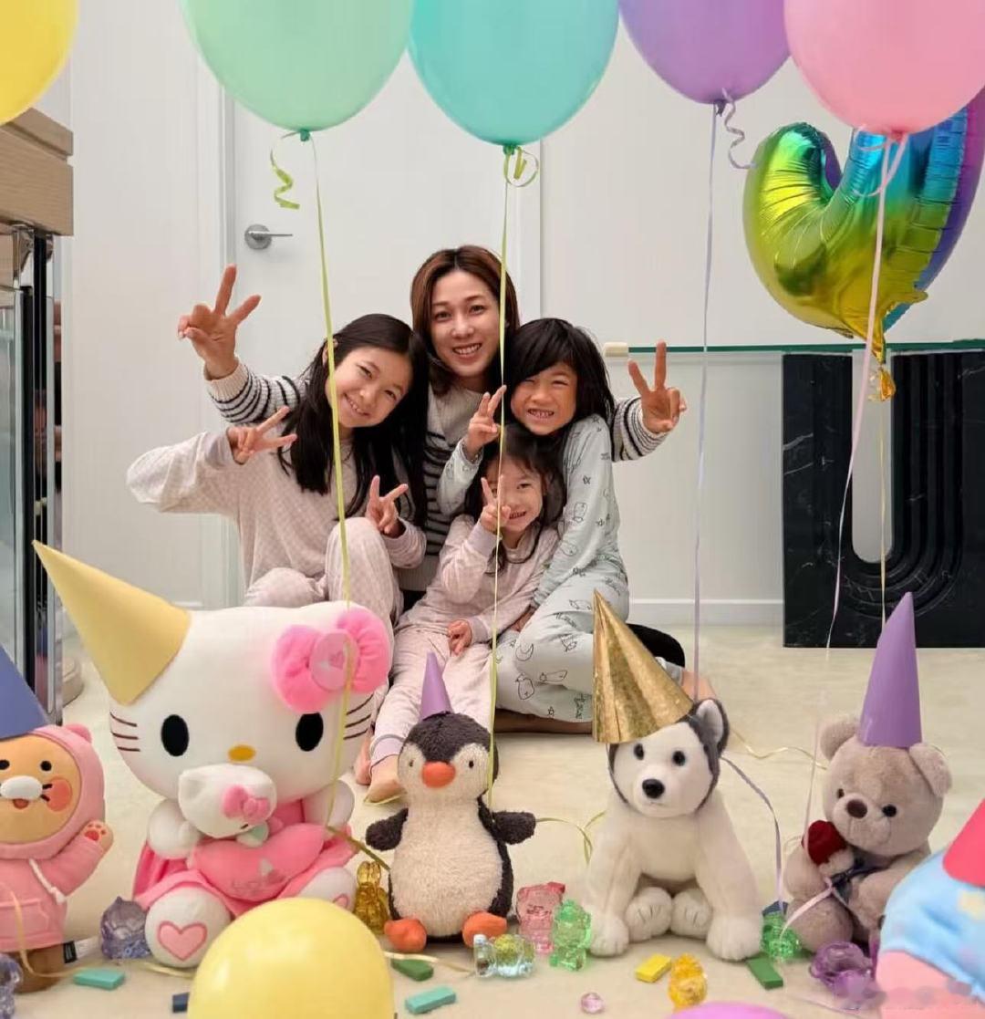 钟嘉欣晒照为3岁小女儿庆生钟嘉欣为小女儿庆祝3岁生日，笑起来真的好阳光啊，生日快