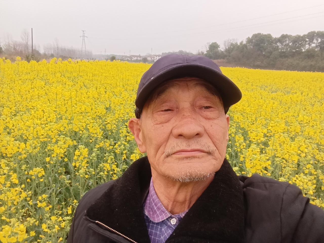 年迈的父母健在，到底是幸福还是负担，这真的因人而异。
对我来说，父母在就是幸福。