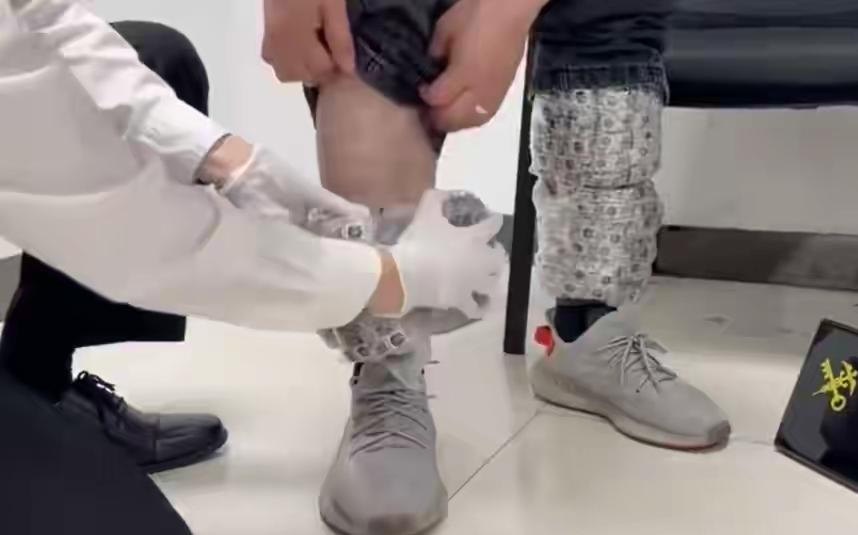 深圳，罗湖口海关，一男子身着宽松的牛仔裤进入海关监管区，未申报任何物品，却被海关