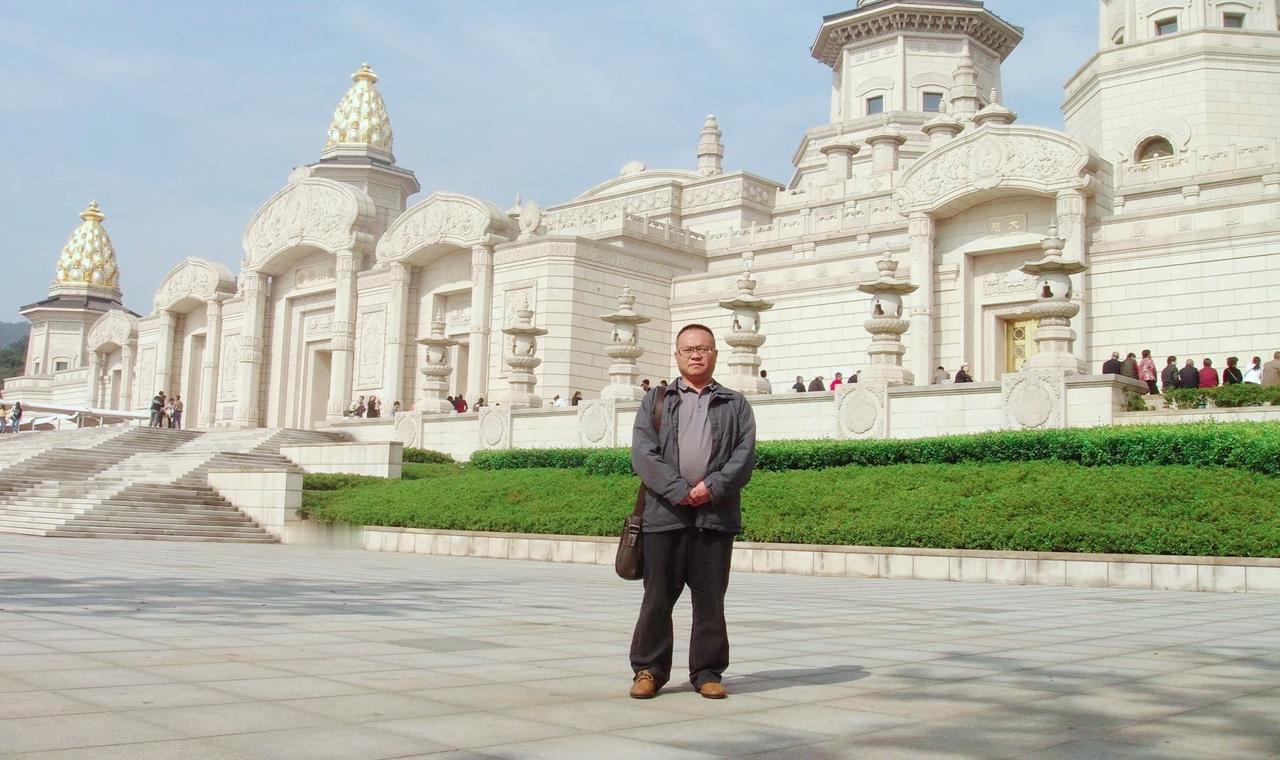 我虽然是一个出生和长在大山褶皱里的农家娃，但我从小就喜欢读书，喜欢历史和文学。小