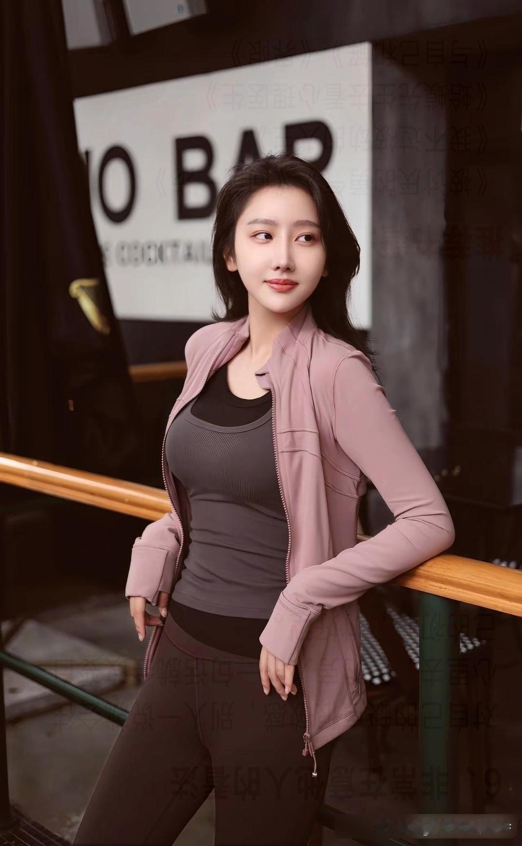 什么样的穿搭可以成为气质女神? 元气少女穿搭 粉色外套+黑色背心，简约时尚，元气