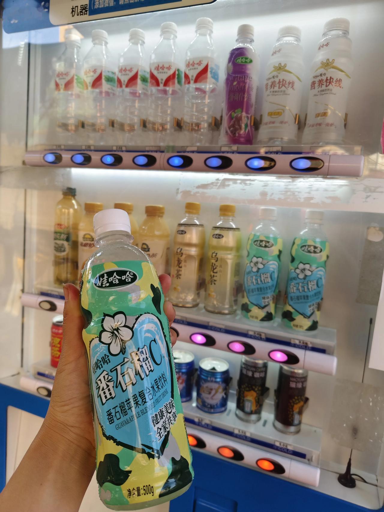 昨天去了娃哈哈工厂，门口有娃哈哈专柜，里面好多种类的饮品，最令我惊奇的是娃哈哈竟