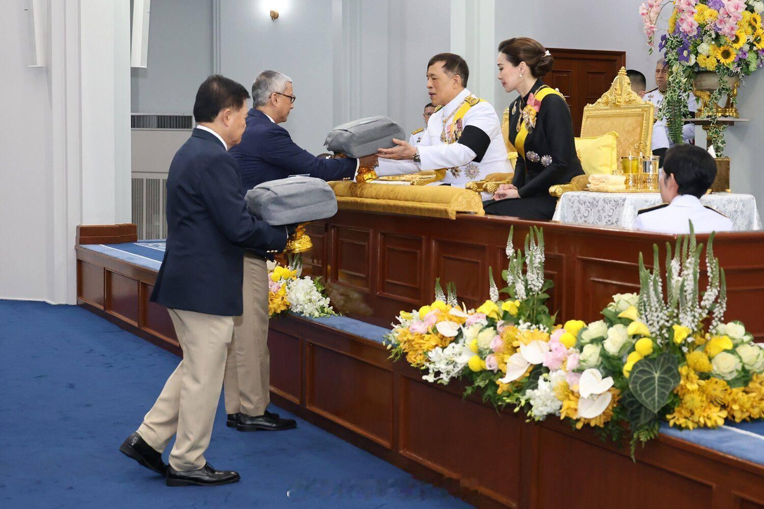 王室王室泰国王室素娘娘 2025年12月5日，狗哥素娘娘接见暹罗东南亚运动会代表