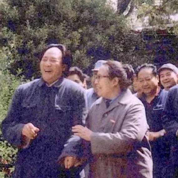 90年代，特型演员古月在西柏坡拍戏，李讷得知后，前往剧组探班，一张罕见的合影，从