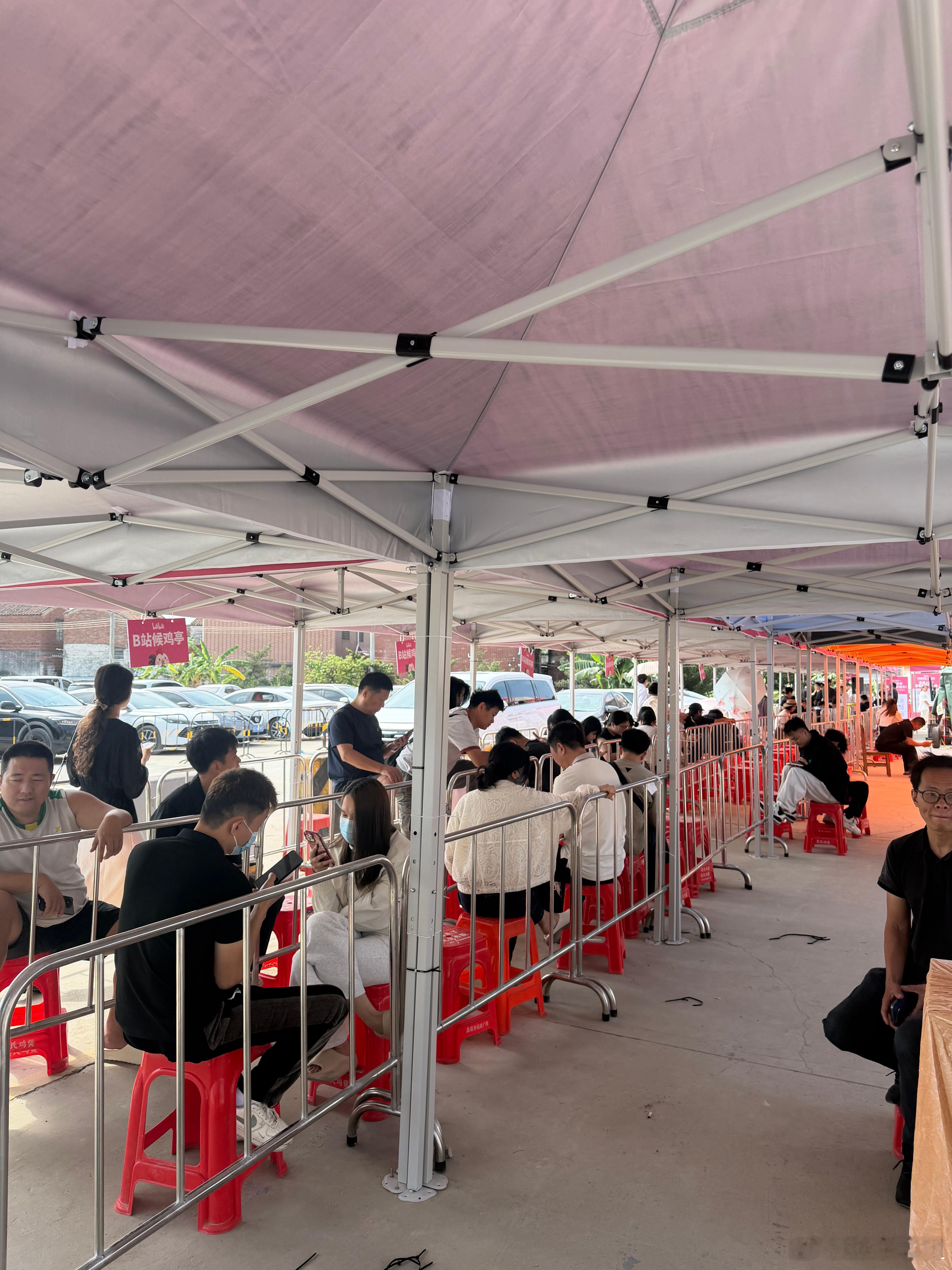 莫氏鸡煲五一仍爆满 发号前一小时就满人，半小时直接 66 个号，这速度谁顶得住啊