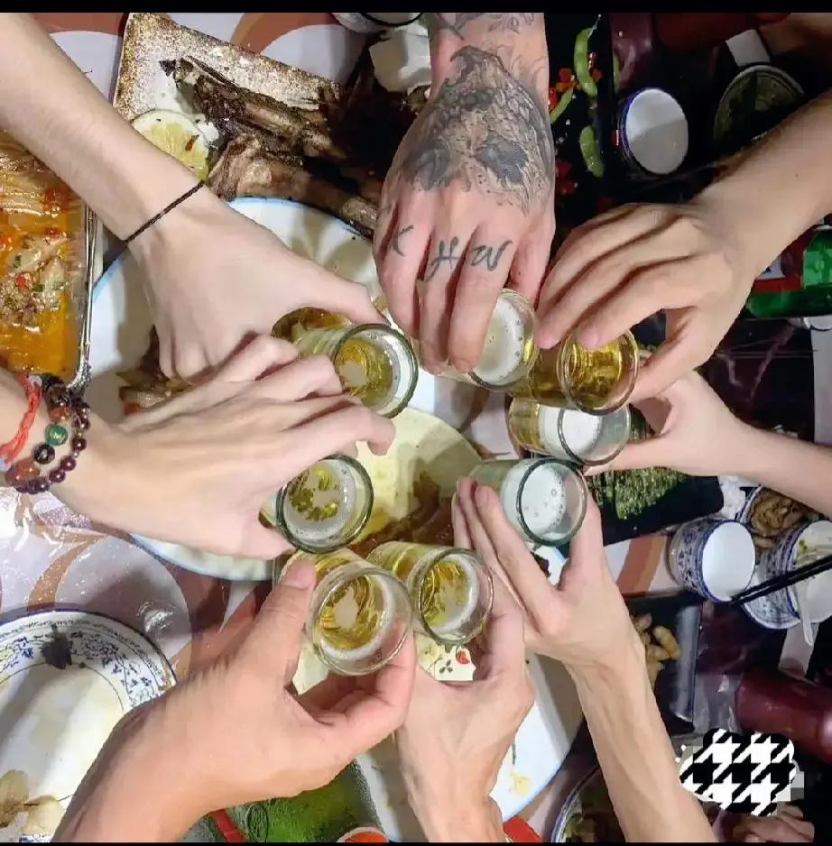 猜猜图中有几个是女生手？