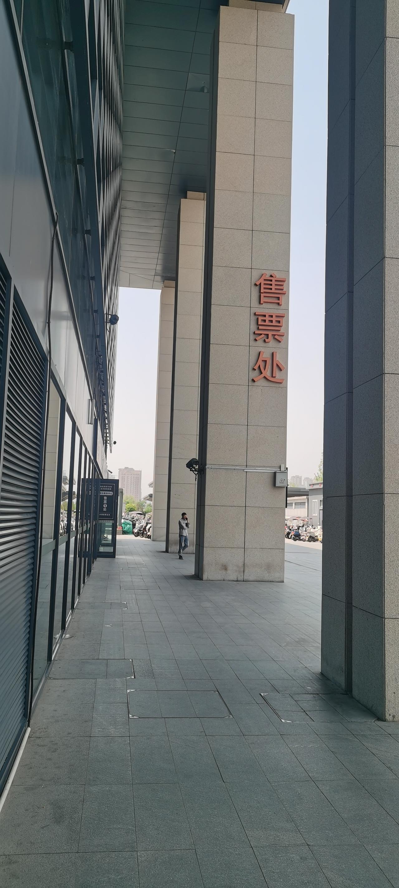 这几年，随着互联网的迅猛发展，人们在网上购票既便捷又迅速，多数乘客不再前往火车站