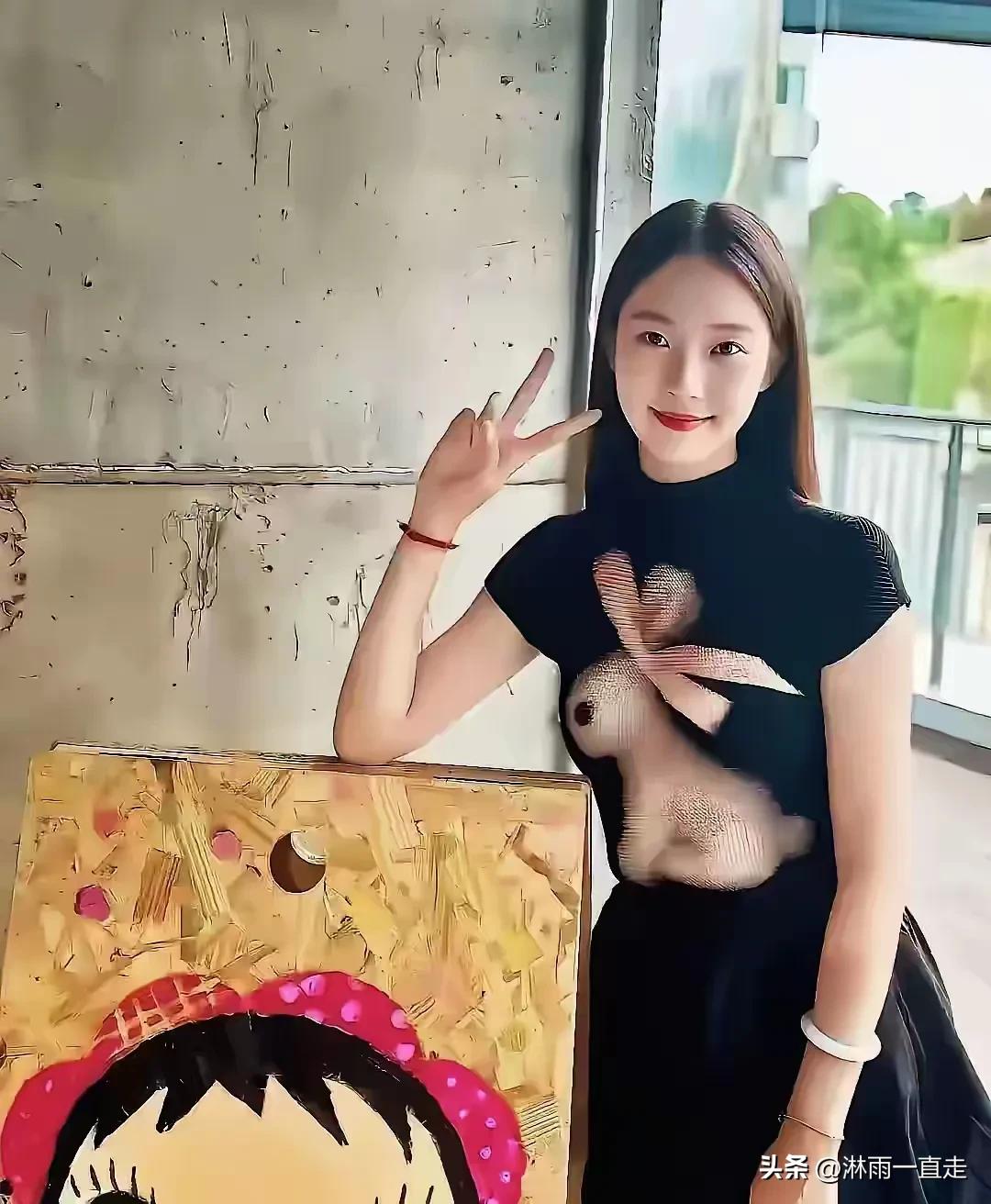 这衣服的设计师也太大胆独特了吧! 美女穿的这件T恤图案其实是一只兔子，但是很容易