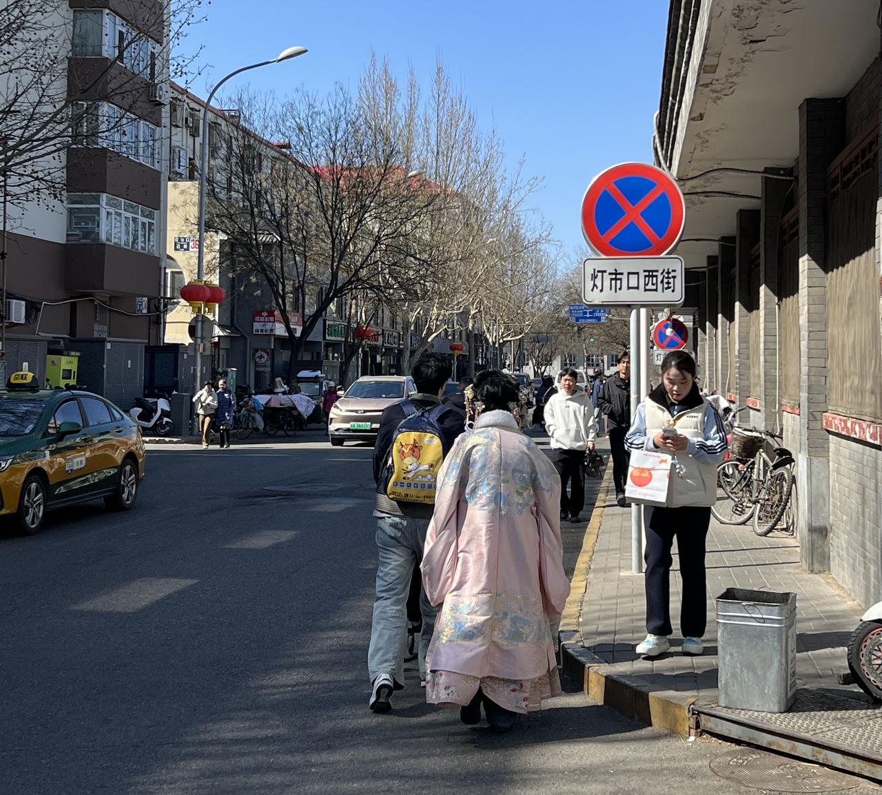 灯市囗西街曾是明代的＂奶子府＂。朱棣迁都北京后，在皇宫周边建了许多御用品专供之所