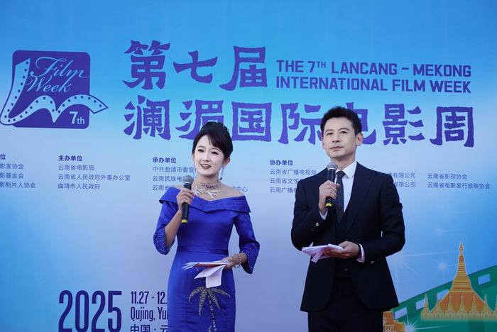 分享我这周有趣的事：今天下午路过潇湘时代广场时，竟然听到有乐队在唱赵雷的那首《成