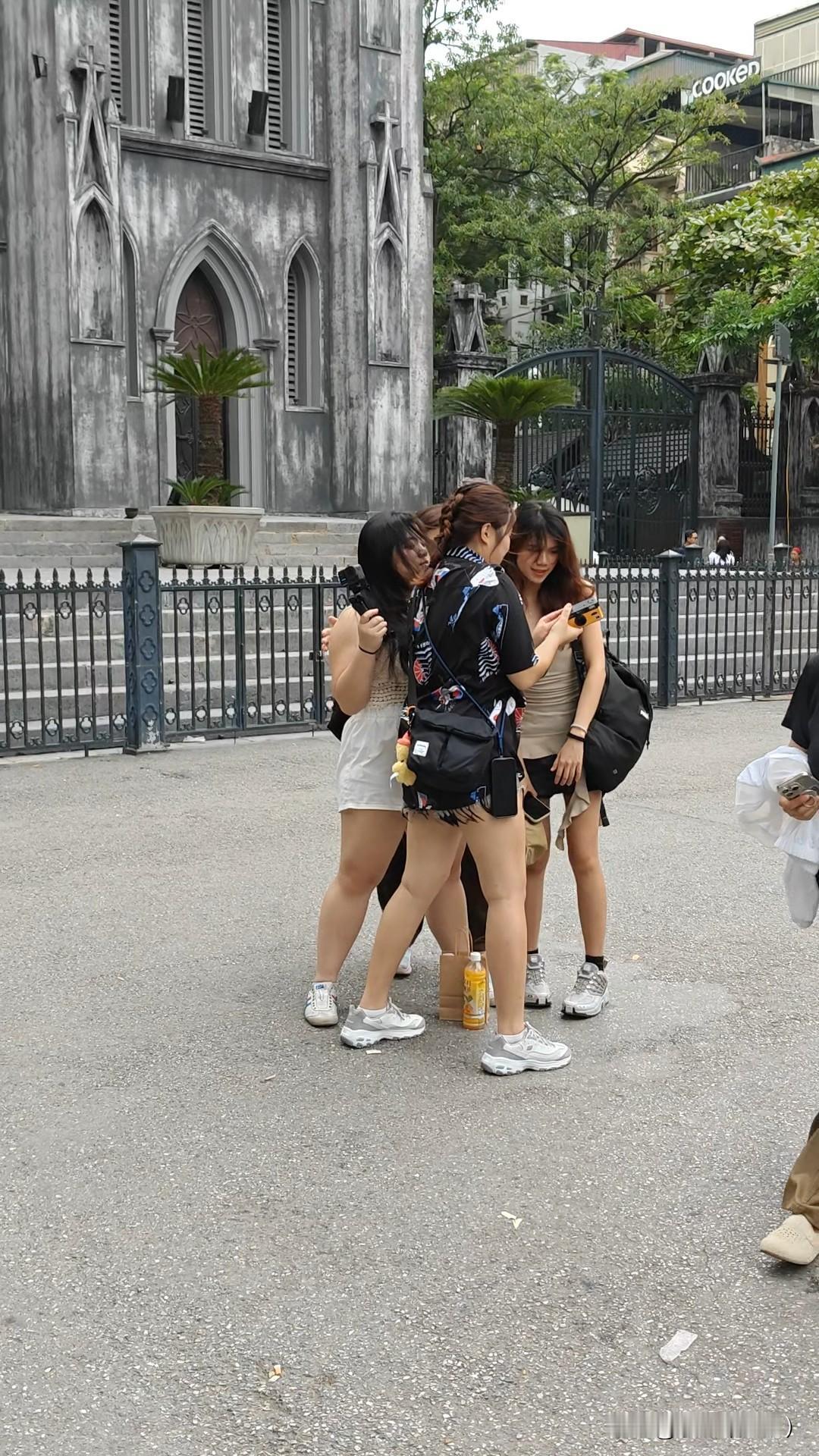 去越南河内旅游时，在大教堂门口看到好多美女在拍照。那场面，就跟明星走红毯似的，一