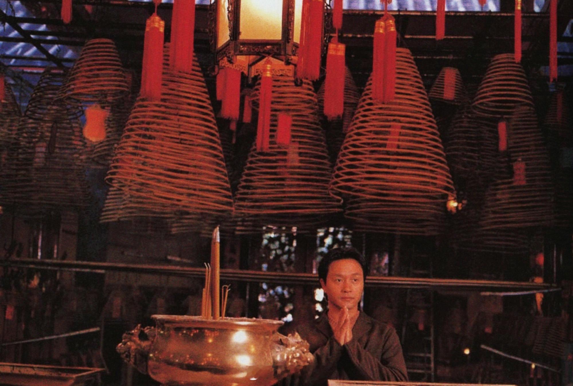 张国荣[超话]旧相簿子 能和哥哥碰杯🍻，共进晚餐，该是多幸福的事，比美食都满足
