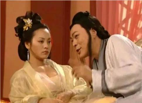 公元前238年，嬴政车裂赵姬的面首嫪毐。赵姬怒骂：“你这个畜 牲，不是我儿子！”
