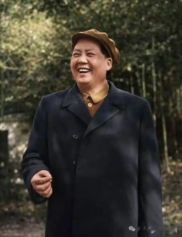 千古伟人毛主席光辉形象似一座历史的丰碑，永远耸立在亿万人民心中。他和他的战友们创