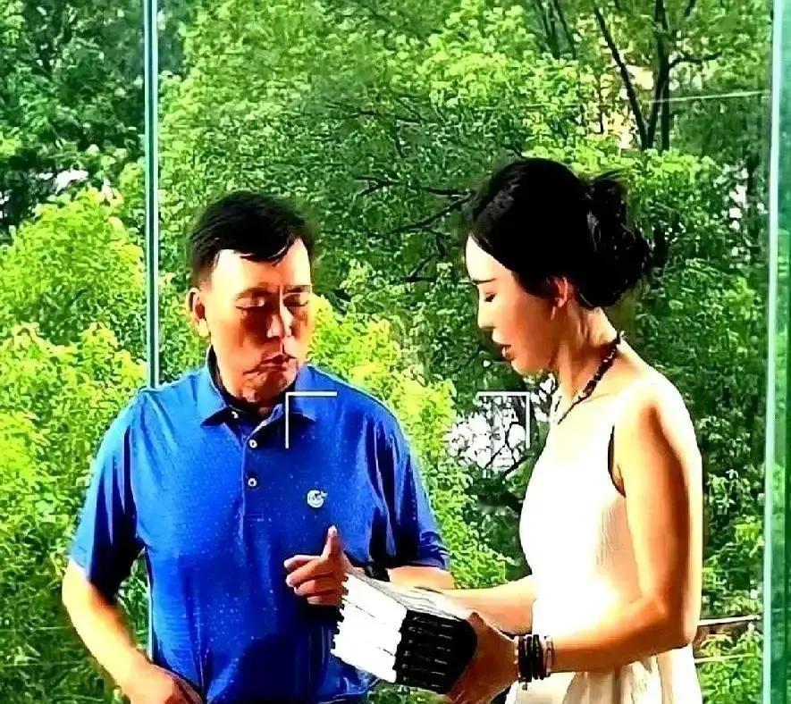 段永平只用三个字，就戳穿了田朴珺的“精英”面具。
她拿着新书凑上去，他摆摆手说“