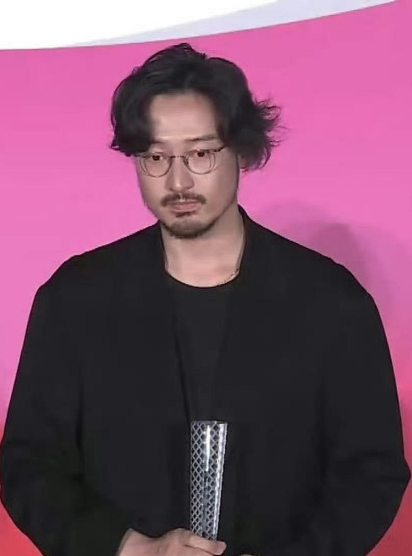 满脸悲伤！最憋屈影帝就是王传君了，面对传言，回应与否都不行。

东京电影节最佳男