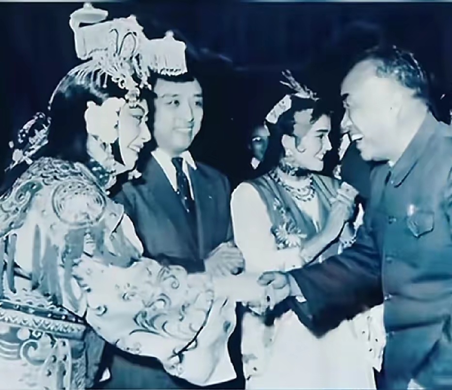 50年代，朱老总在观看演出后与梅兰芳、李少春等人亲切握手时的一幕。 