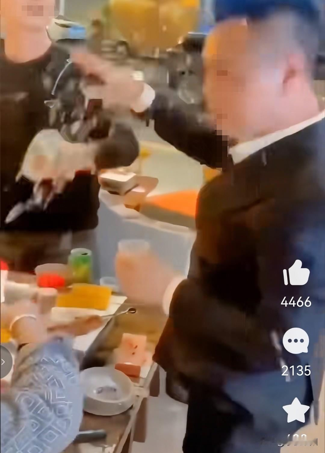 如果你跟朋友在酒桌上吃饭闹了矛盾，他突然向你泼酒，你是立马泼回去还是就此忍住。图