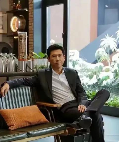 他，颜值不高，又黑，模样也就那样，不知什么原因？就是喜欢他演的电视剧。你知道他是