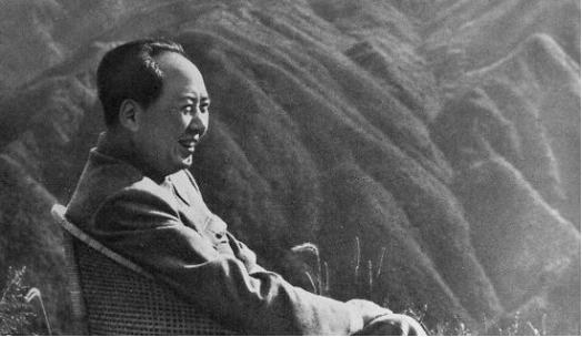 毛主席好像从来没有弹过钢琴，但是，他却发明了一个工作方法，就叫“弹钢琴”。
 
