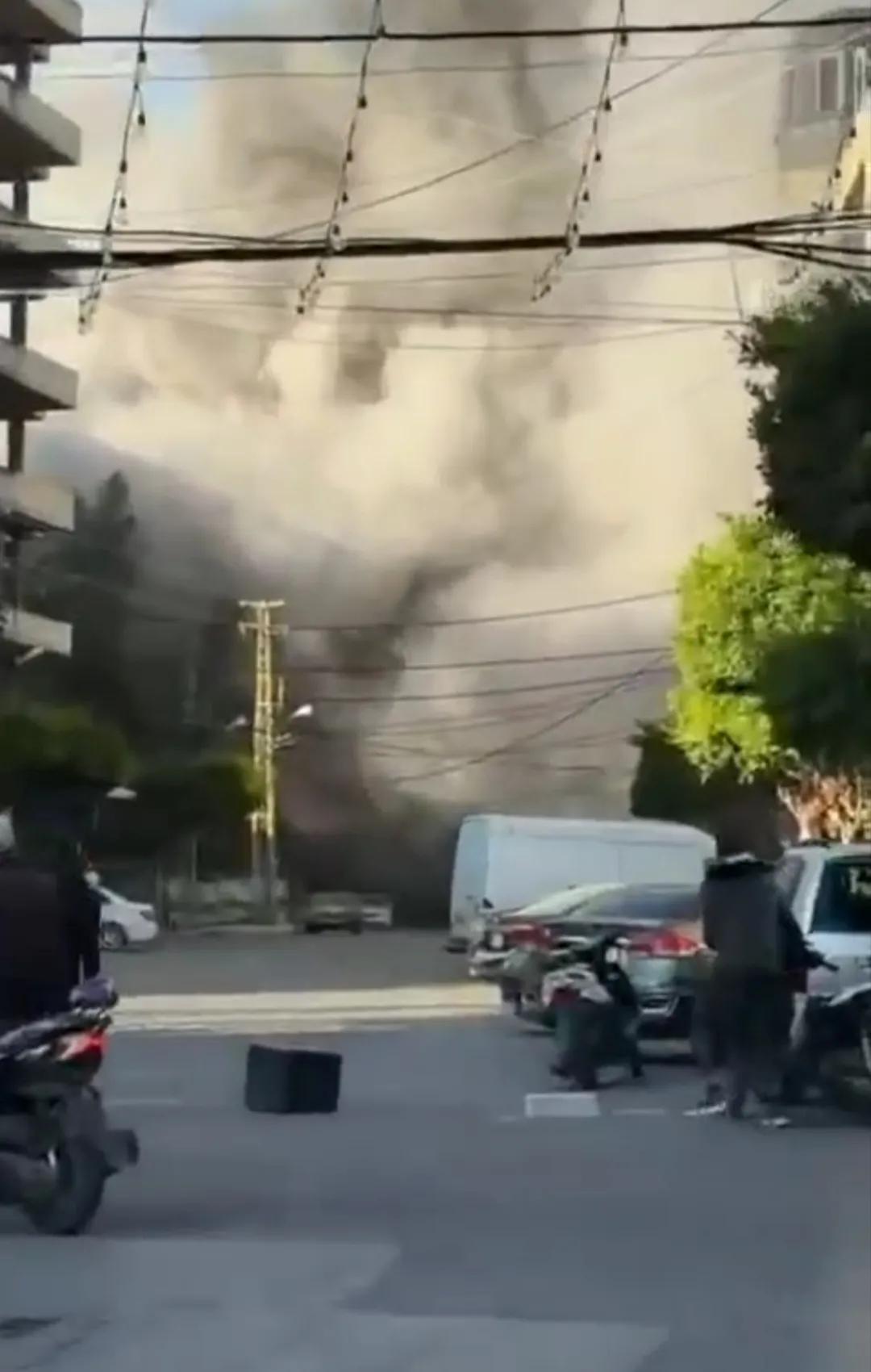 以色列空军对黎巴嫩南部进行狂轰滥炸，显然是在黎巴嫩泄愤。而当地的黎巴嫩老百姓都习