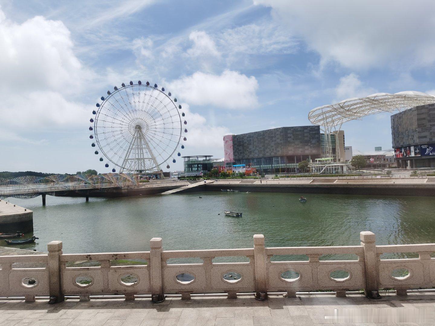 不能小瞧青岛的29℃天气，这太阳一晒，户外待一个小时人就受不了了，感觉像是下赛道
