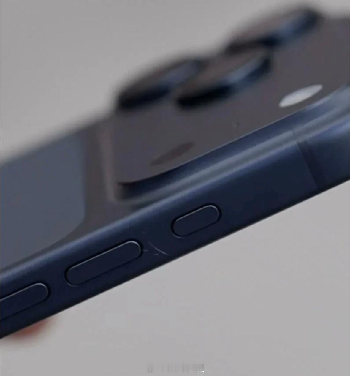 iPhone17首发上手看到一张图，iPhone 17 Pro划痕[允悲]就边框