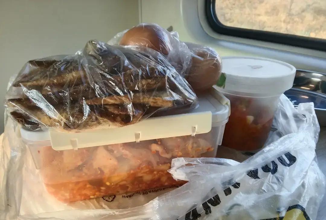 我和李老师天刚亮就挤上19块的中巴，一路晃到镇口，再花30拼顺风车冲进火车站。