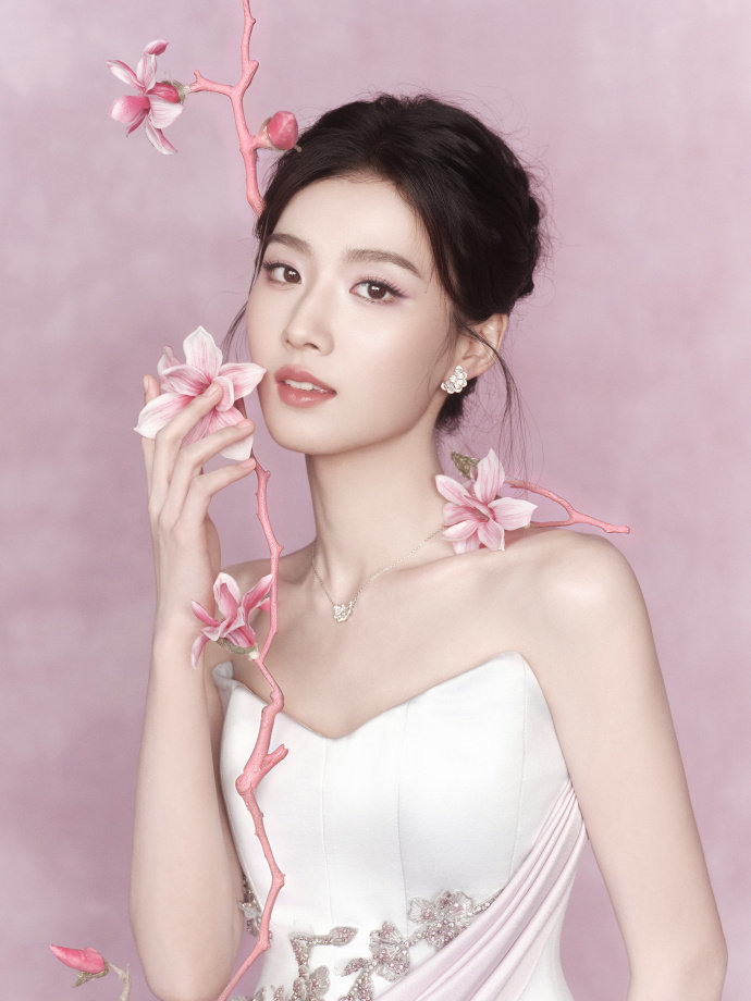 卢昱晓粉玉兰造型卢昱晓粉玉兰 卢昱晓粉玉兰造型，妆造正确 