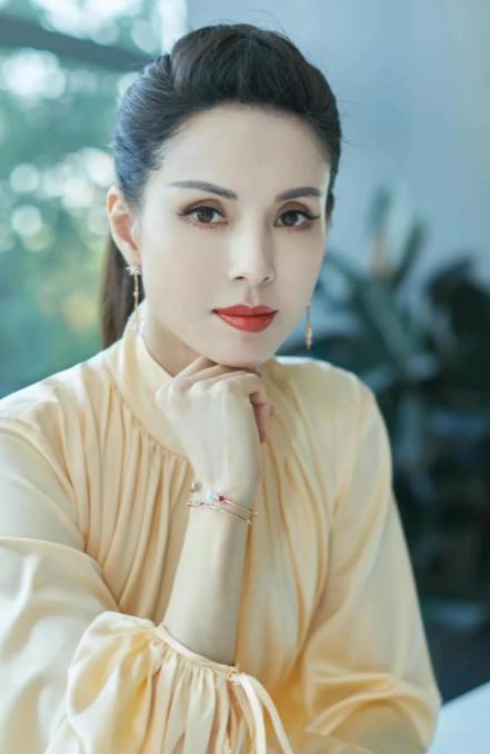 2016年，鲁豫问50岁的李若彤:“你为什么还不结婚？”李若彤说:“我是想结婚的