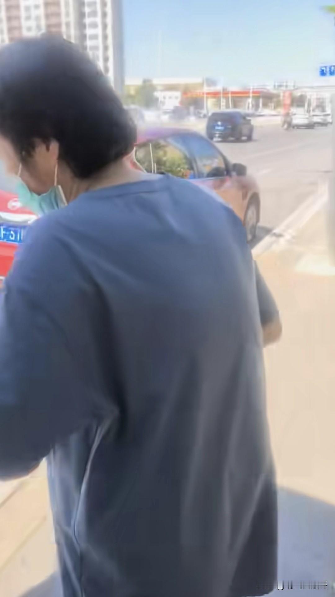 一宝妈发视频讲述了今天遇到的奇葩事，她出去办事刚把车停好下车，一个陌生大妈就跑过