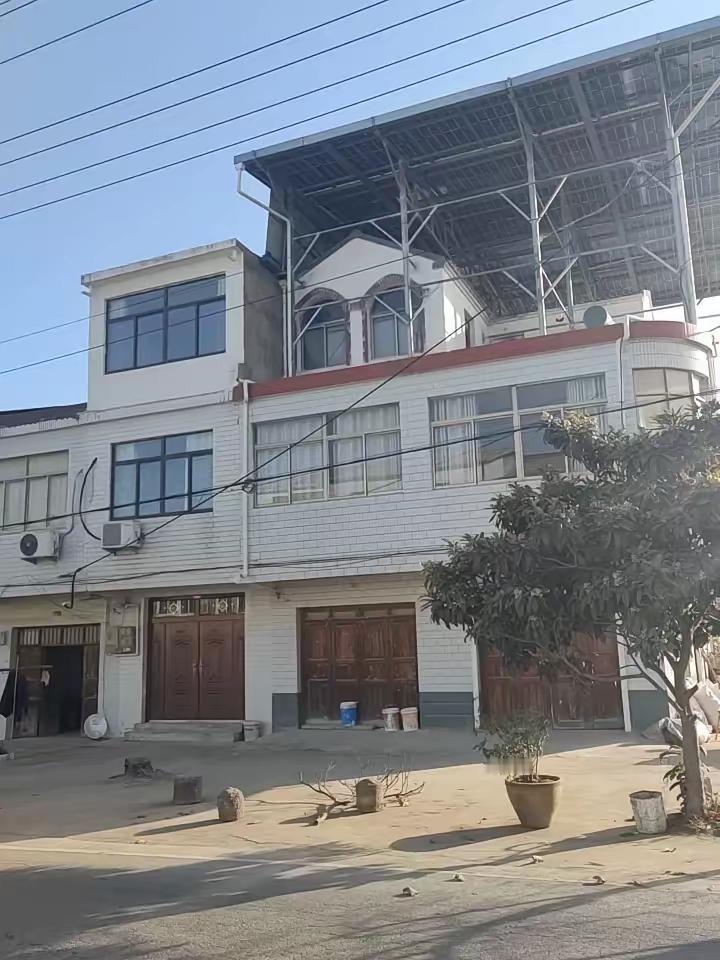 这段话表达了对贫困家庭的深切同情和对生活困境的感慨。通过一个普通家庭的细节，展现