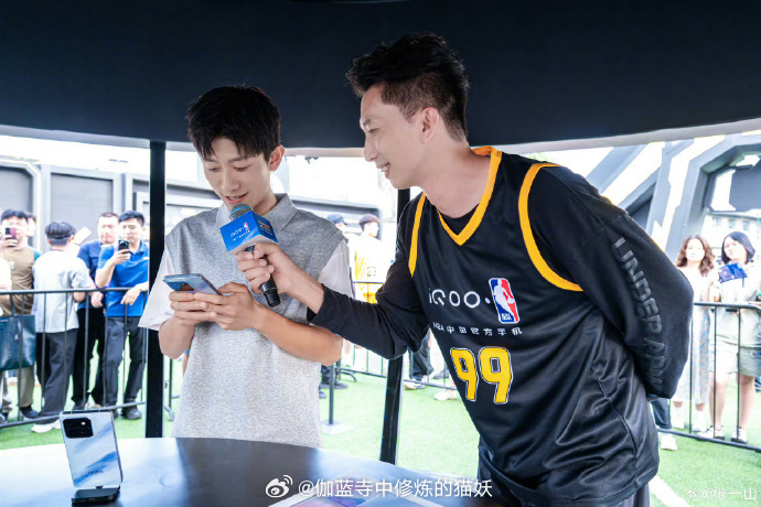 球场集结，热血登场相聚北大，和 一起打卡iQOOxNBA高校篮球赛 现场张一山还