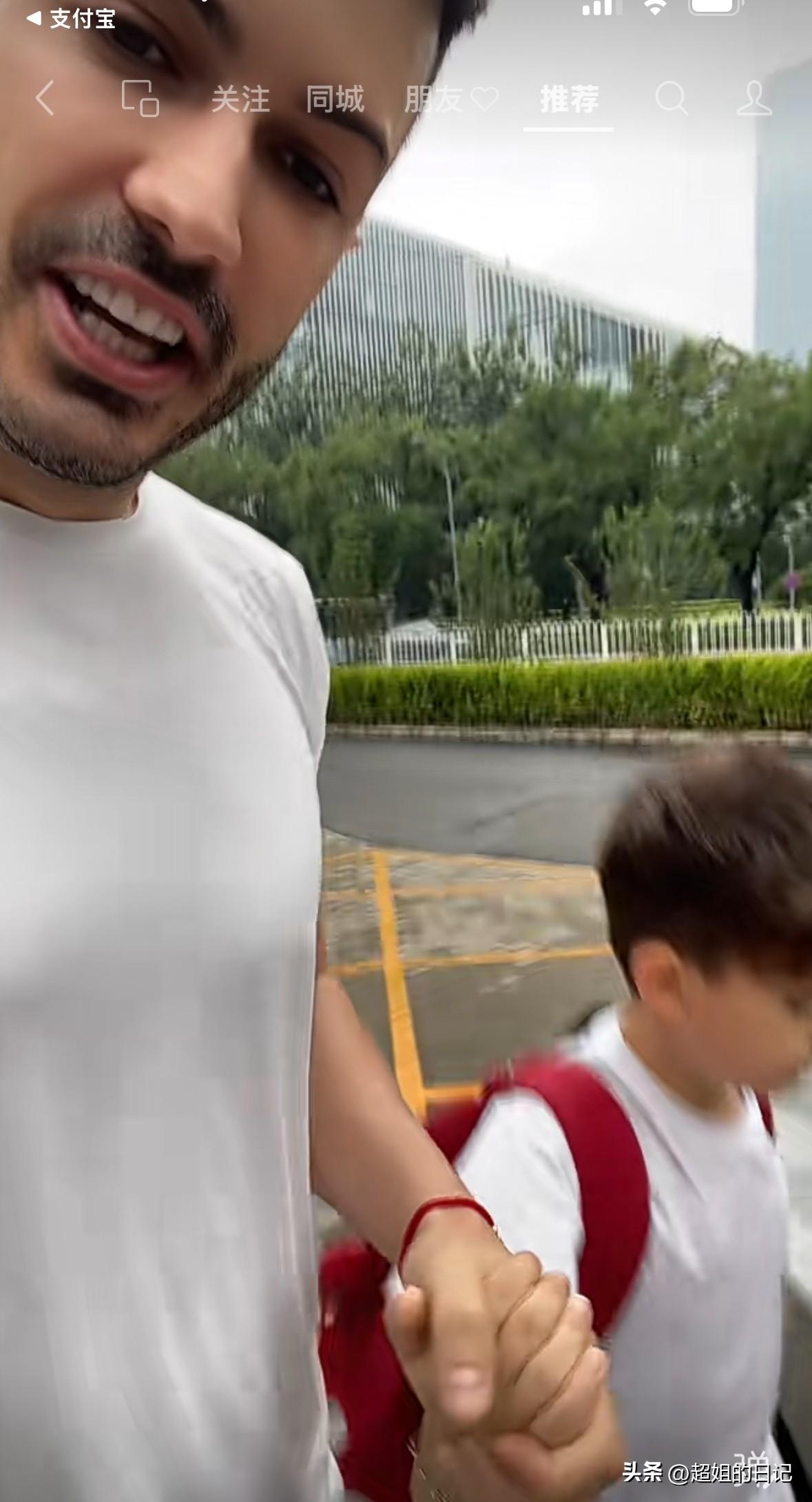 罗兰多真的做到了，每天接送小宝上学，放学。而且这次考试，全部都是满分，说明孩子跟