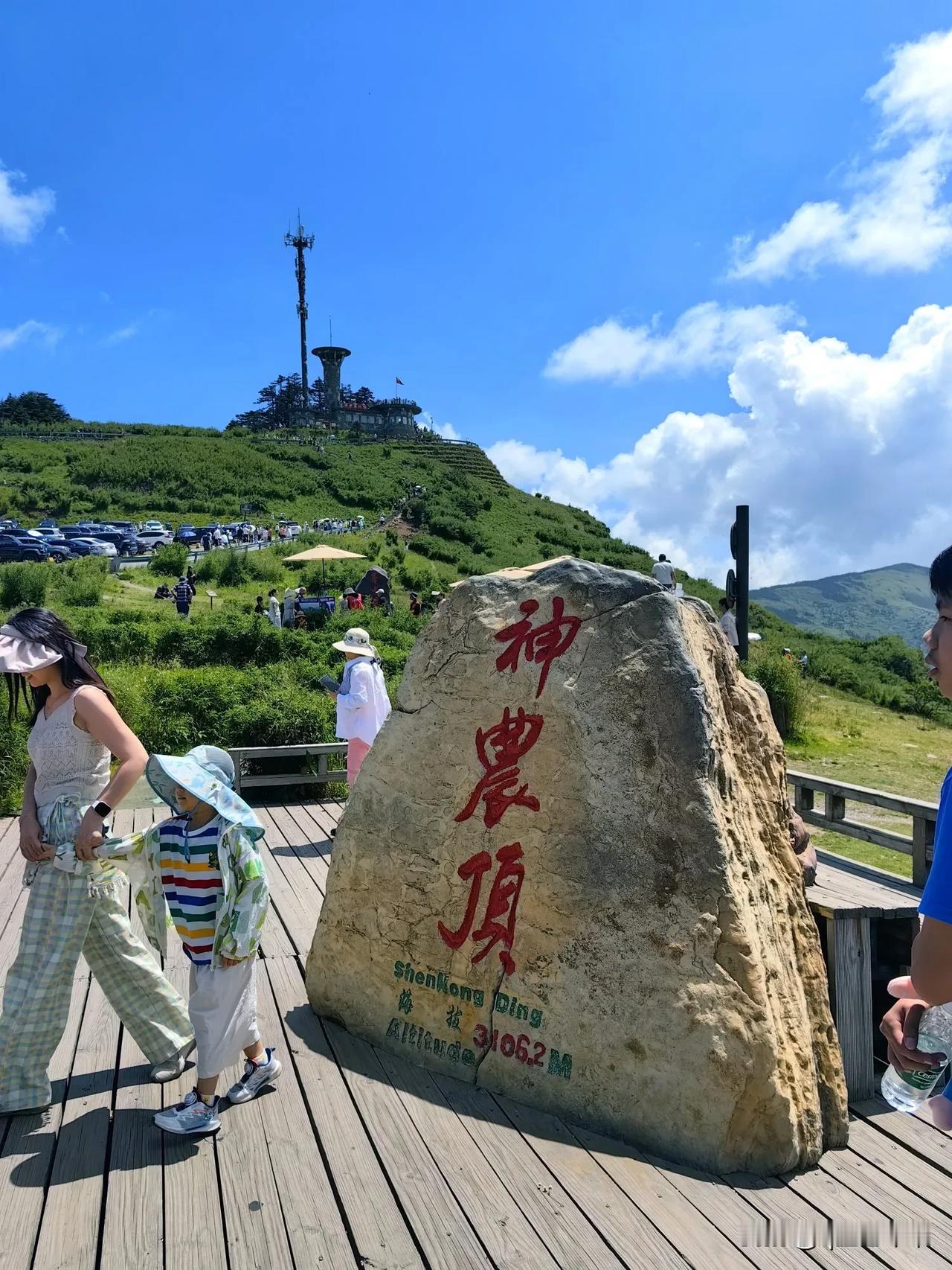 夏日的神农架，宛如被大自然打翻的调色盘，色彩斑斓，美到极致，每一处皆成画卷。
