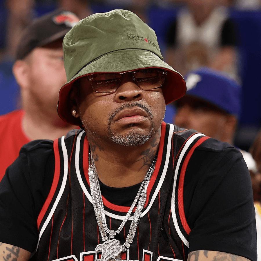 答案艾弗森人设塌崩，出席慈善活动，迟到，冷漠，拒绝互动。

实话实说，艾弗森的成