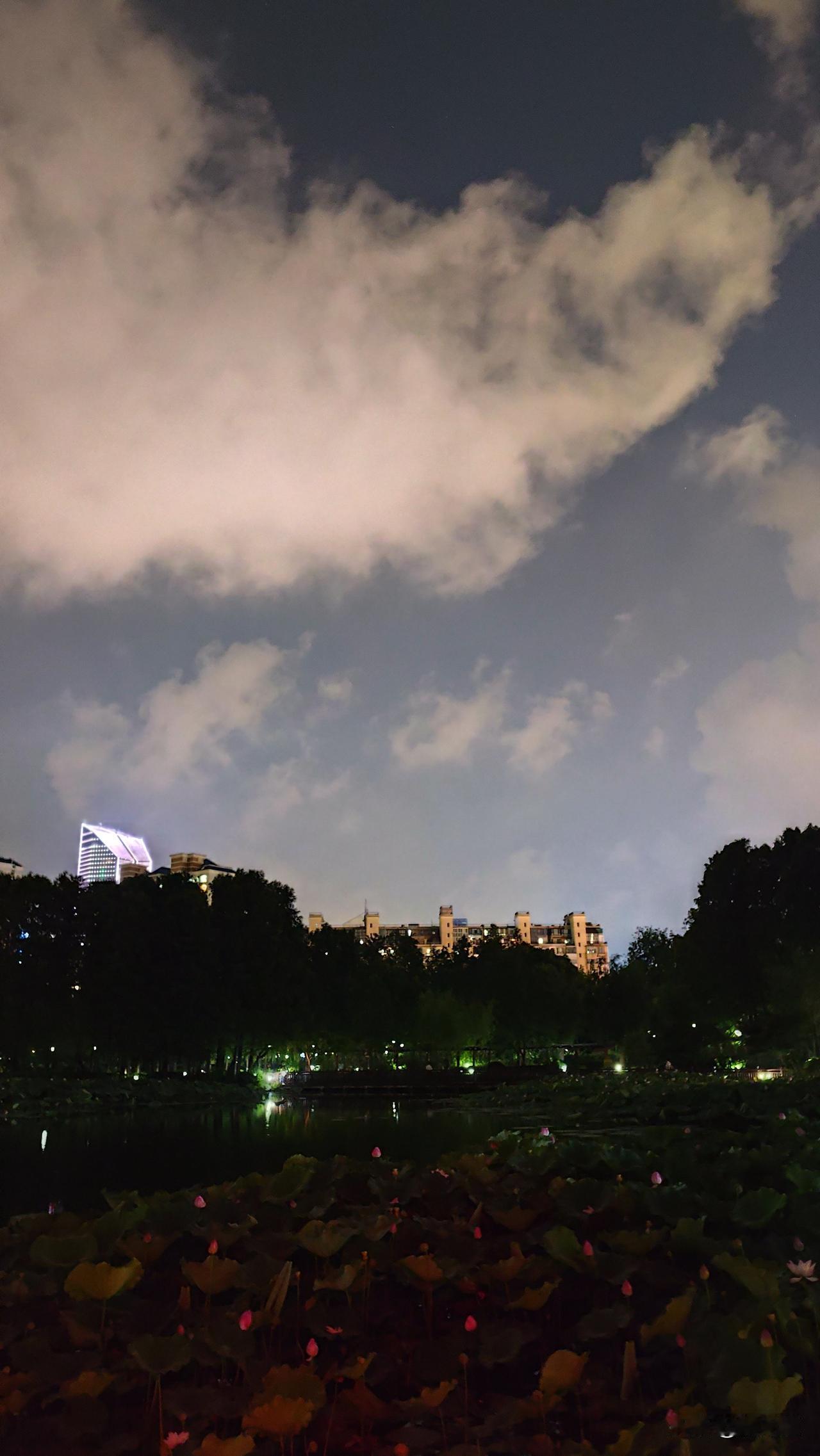 上联：青山绿水春常在，下联您请！红土翠竹秋意浓