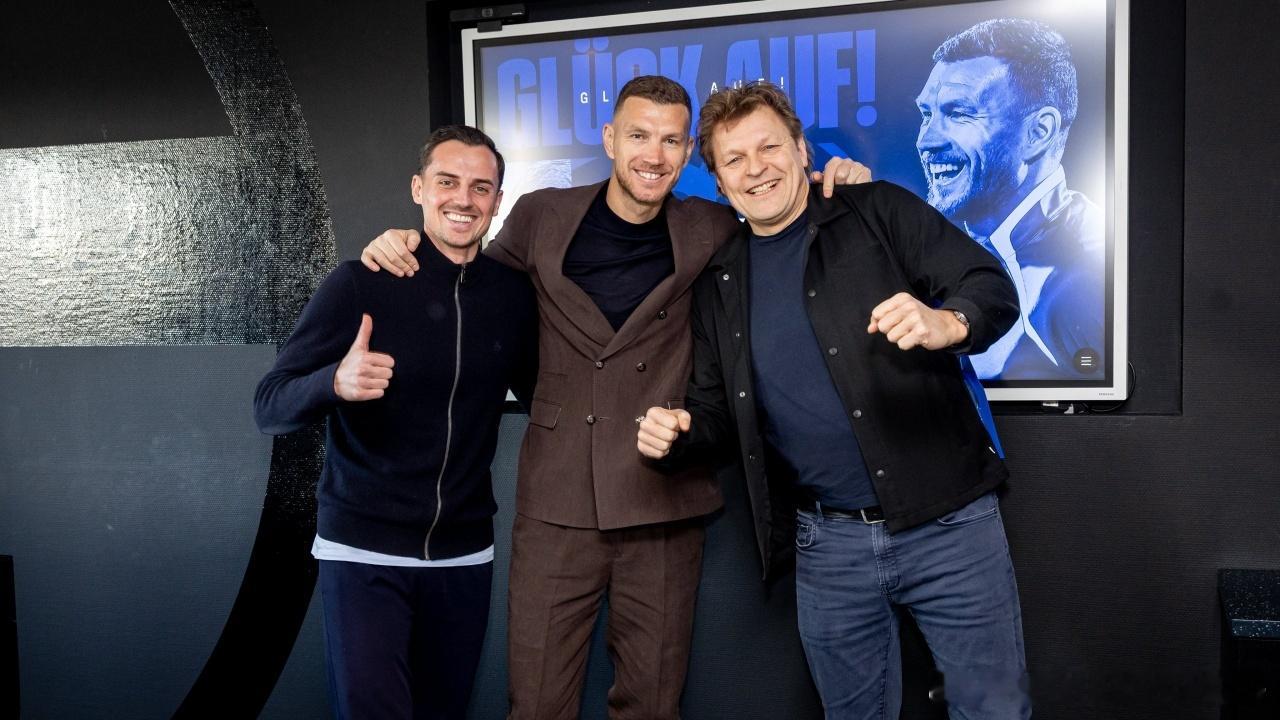 01月22日沙尔克04官方宣布，39岁哲科加盟球队身披10号球衣，签约至25-2