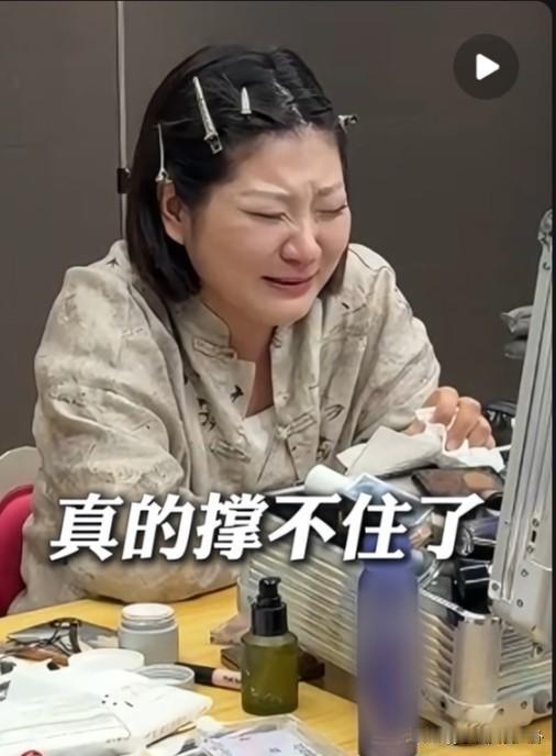 王暖暖是不是炒作
 我不知道
但我敢肯定的一点就是，这个女人肯定是不简单，她能历