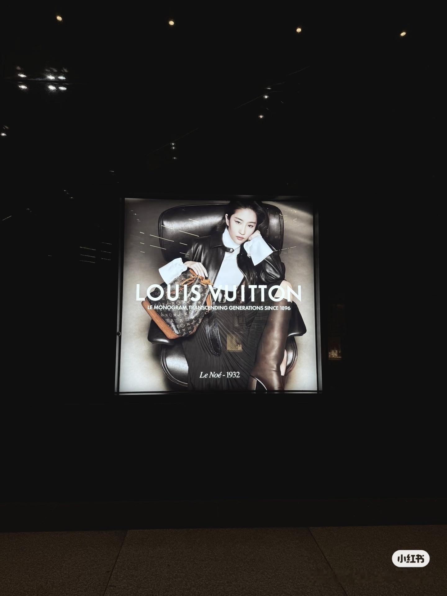 菲迷打卡刘亦菲纽约第五大道LV地广 ，菲迷继续打卡海外啊