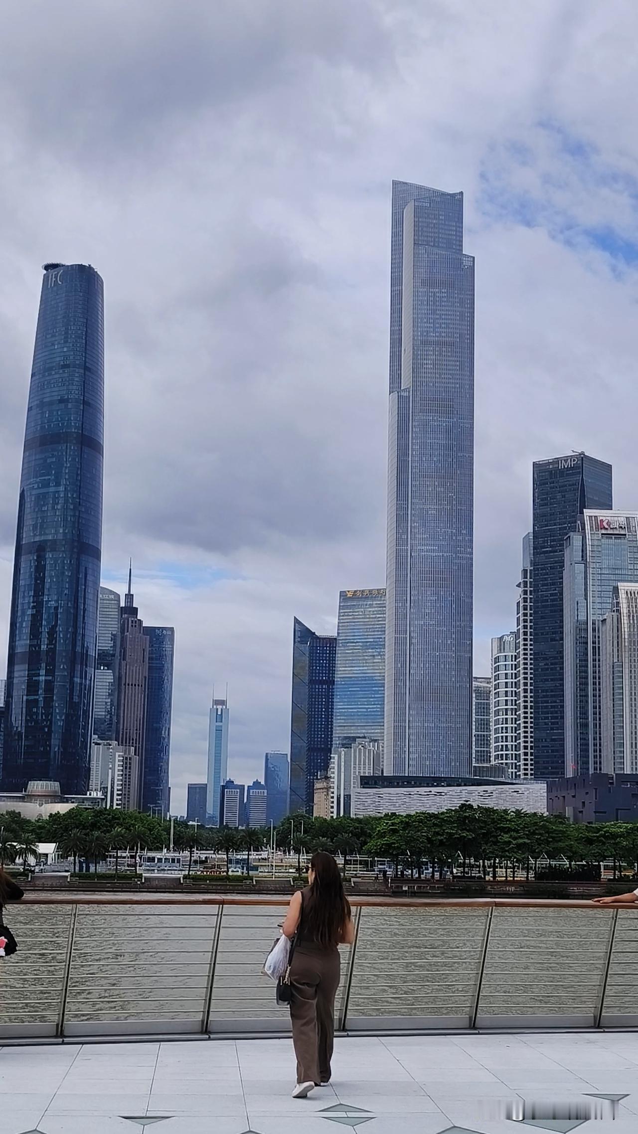 广州塔下实拍周边环境…，太漂亮了！