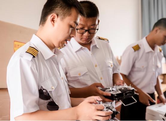 全世界都被中国惊到了，外媒爆料，中国正在疯狂扩产歼-20、歼-35两款五代隐身战