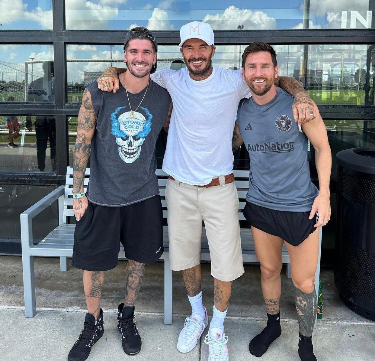 梅西，怎么有两个老板了？[捂脸]如果没有C位，谁知道那是“乞丐版贝克汉姆”？[笑